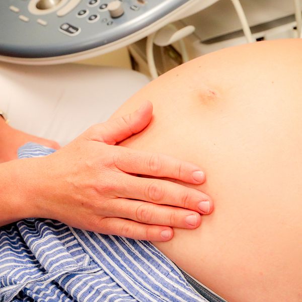 Gravid kvinna blir undersökt av barnmorska.