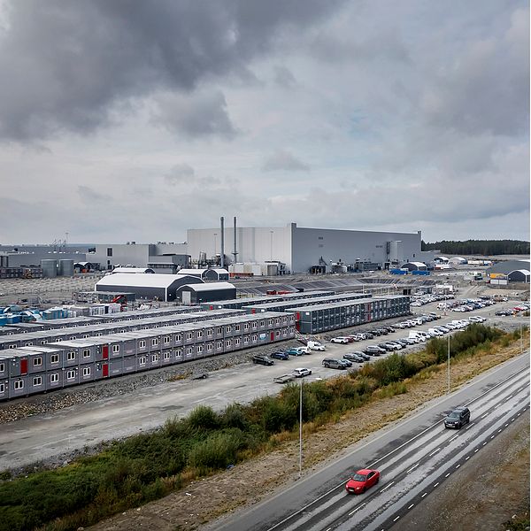 Tvådelad bild. Vänster: industriområde med molnig himmel. Höger: person gestikulerar under intervju.