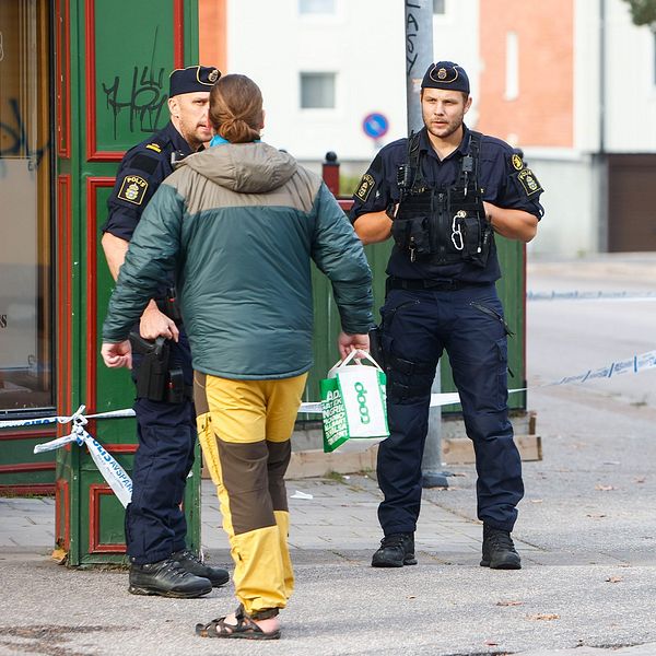 Bild utanför den pub i Sandviken där två personer sköts till döds.