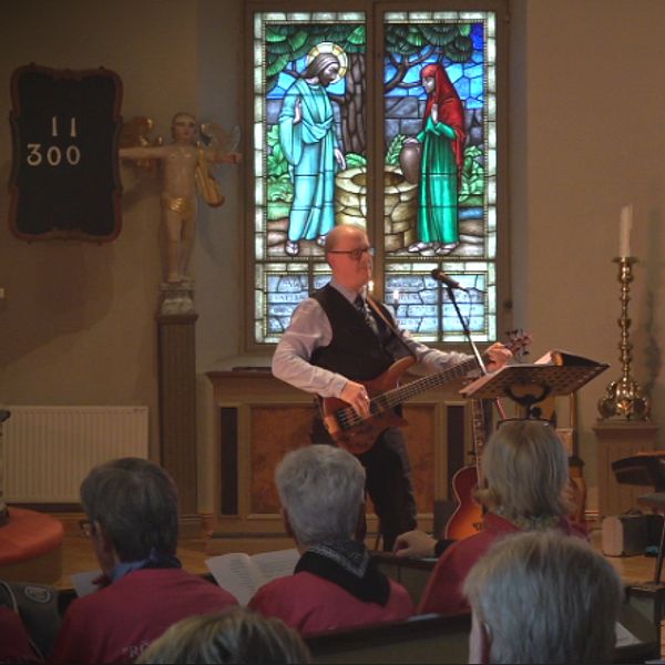 Dansbandet Remicks orkester spelar i Köla Kyrka under Dansbandsgudstjänsten.