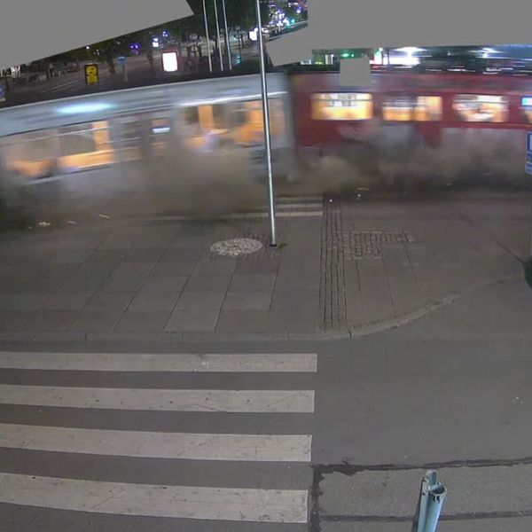 Spårvagn kör i hög fart in i gatukök på Avenyn, räddningsinsats på platsen.