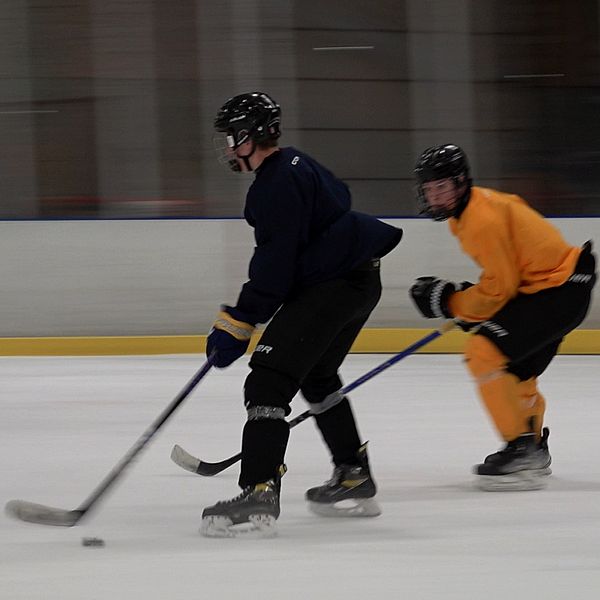 Till vänster: Två hockeyspelare på rink. Till höger: Porträttbild på 17-årige Noel Norberg.