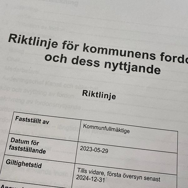 Till vänster en bild på ett dokument som visar Sundsvalls kommuns riktlinje för kommunens fordon och dess användande och till höger en vit kommunbil märkt Sundsvalls kommun parkerad utanför Servicecenter och tilhör bilpoolen