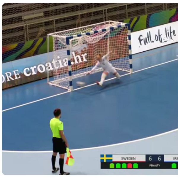 Beatrice Brunnbauer slår in avgörande straffen för Sverige i futsal-EM och säkrar brons.