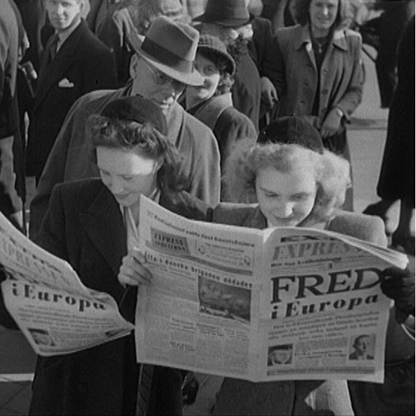 Två bilder. Till vänster: arkivbild på en kvinna som håller en tidning, på löpsedeln står det ”FRED”. Till höger Tage Nilsson och reporter Jon Nilsson.