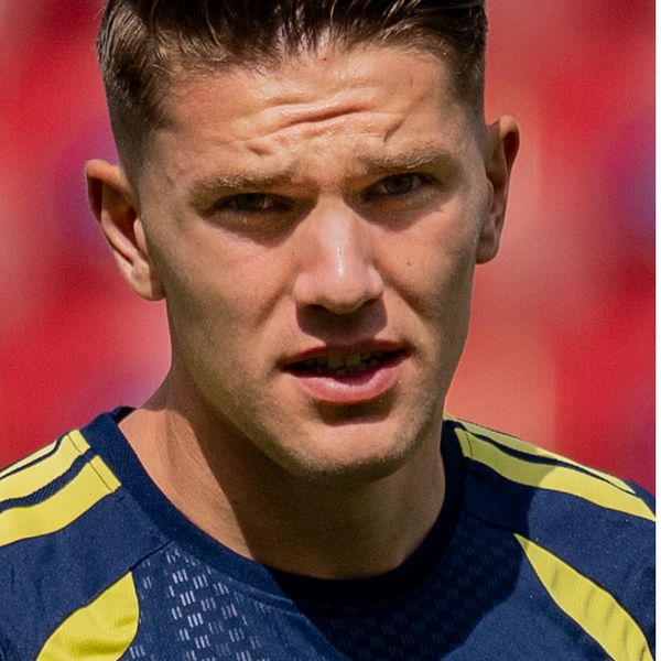 Hjalmar Ekdal och Viktor Gyökeres i landslagströjor under intervju
