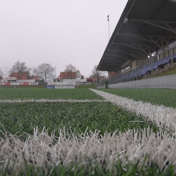 Fotbollsplan till vänster. Till höger klubbchefen för Sandvikens IF.