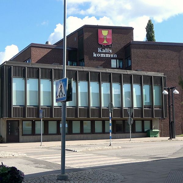 Bild på kommunhuset i Kalix och Bo Hejlskov Elvén.