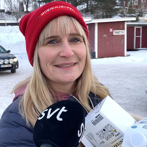 Lisa Edholm står i en snöig miljö och håller i olika förpackningar samt en mikrofon från SVT, medan en annan sektion visar en person som står i en kartong på snön.