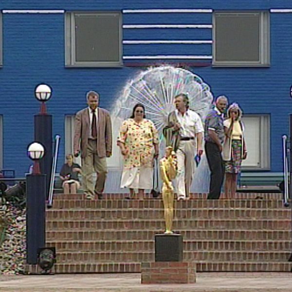 Bild 1: en grupp av personer klädda i olika outfits, stående på trappor framför en blå byggnad med ett stort fönster. BIlden kommer från invigningen av bostadsområdet Polstjärnan i Hällefors 1997.     Bild 2:Vy över Polstjärnan 2024, konstverket ”Universum” syns i förgrunden (en blå sfär med stjärnbilder på), och i bakgrunden syns ett tvåvånings-flerfamiljshus i rött tegel.