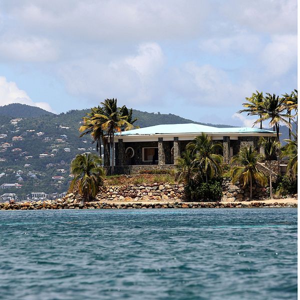 Hus på tropisk ö och porträttfoto med ansiktet suddat.