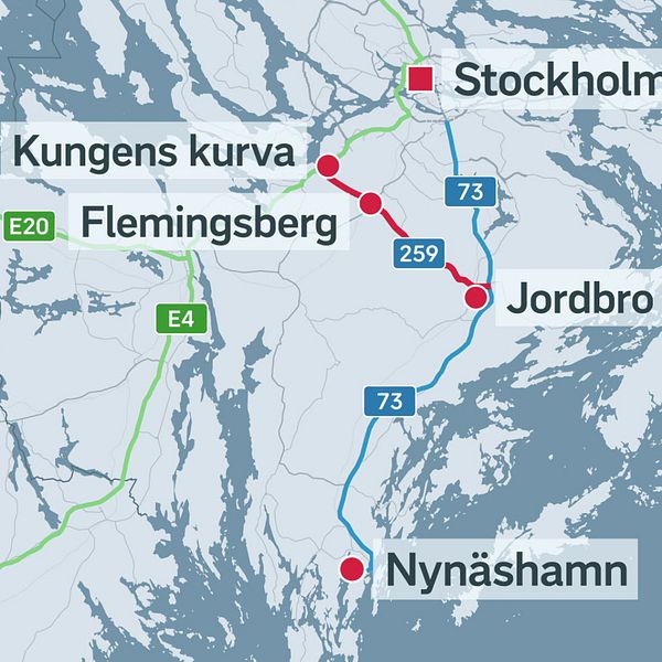 Karta över Tvärförbindelse Södertörn och Alexandra Stassais Söderblom, projektchef Tvärförbindelse Södertörn Trafikverket i gul jacka vid en av platserna där den nya motortrafikleden ska gå.