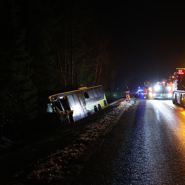 bärgare och buss på väg