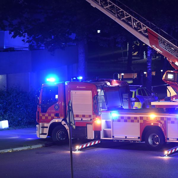 En stegbil från räddningstjänsten står utanför en byggnad i Brandkärr.