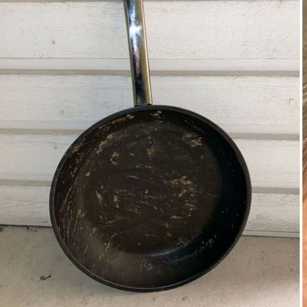 Stekpannan som användes som tillhygge samt den misshandlade kvinnans panna med en rejäl bula.