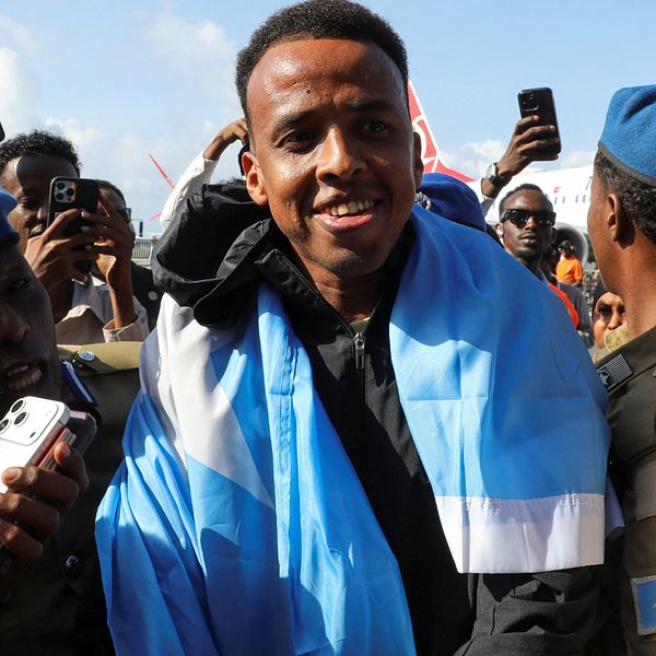 Omar Artan tas emot som hjälte på flygplatsen i Mogadishu