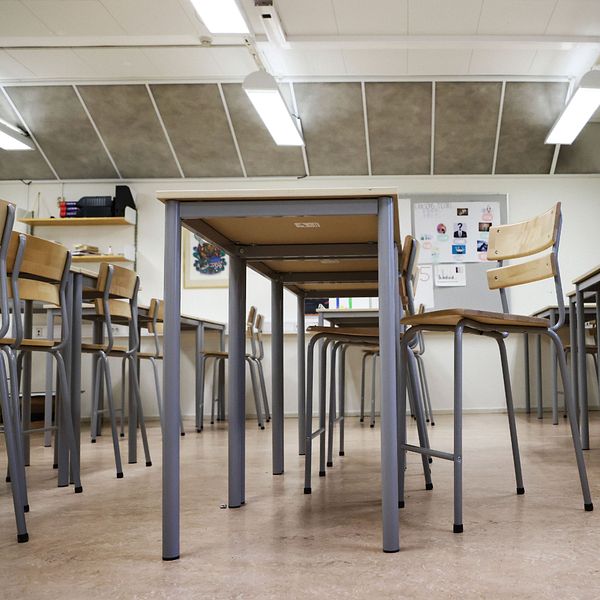 Ett klassrum och bredvid en porträttbild på förbundsordföranden Anna Olskogi Sveriges Lärare Anna