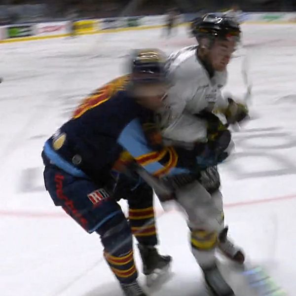 En delad bild som visar två sektioner från en hockeymatch. Den vänstra delen visar en tackling. Den högra delen visar en spelare som går av planen och pratar med en människofigur vid sidan av.