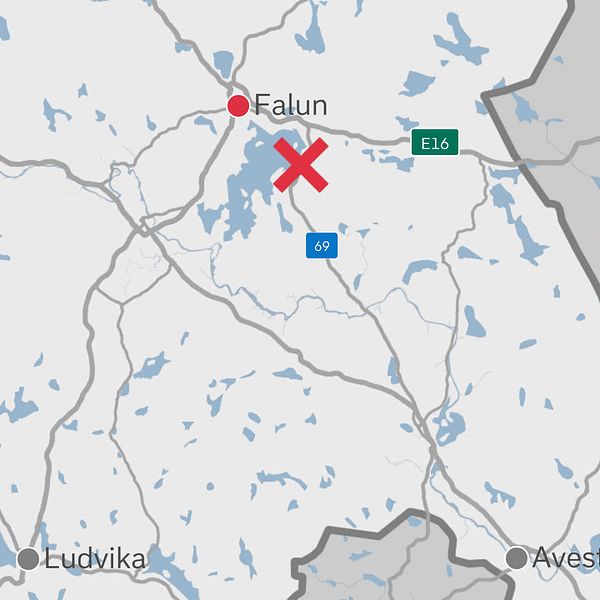 En karta över delar av Dalarna. Falun, Avesta och Ludvika är utmarkerade. Strax sydost om Falun, längs länsväg 69, markeras den ungefärliga olycksplatsen med ett rött kryss.