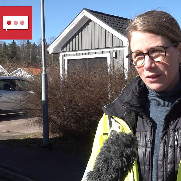 En kvinna i gul jacka blir intervjuad i ett villaområde i Arvika.