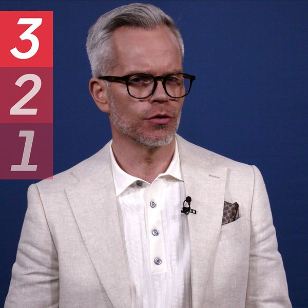 Alexander Norén, ekonomikommentator på SVT mot blå bakgrund.