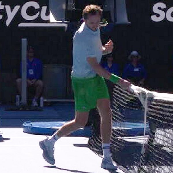 En delad bild som visar två tennisserier: till vänster en spelare i ljus tröja och gröna shorts som springer mot nätet, och till höger en annan spelare i mörk tröja som vinkar med tennisracketet. I bakgrunden syns åskådare och arrangörer.