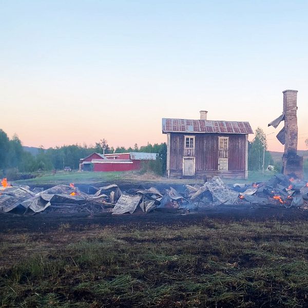 Till vänster syns ett ödehus som brunnit ner, till höger en porträttbild på Bengt Olsson, presschef på Trafikverket.