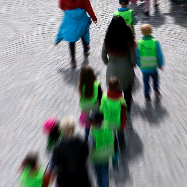 Rörelse och aktivitet är viktiga komponenter för att ha en bra hälsa.  Lina Stråmo, barnhälsovårdsöverläkare, poängterar vikten av det, speciellt för små barn.