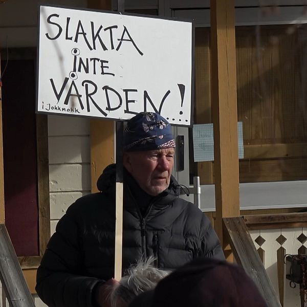 En bild från protesten i Jokkmokk och kommunalrådet.
