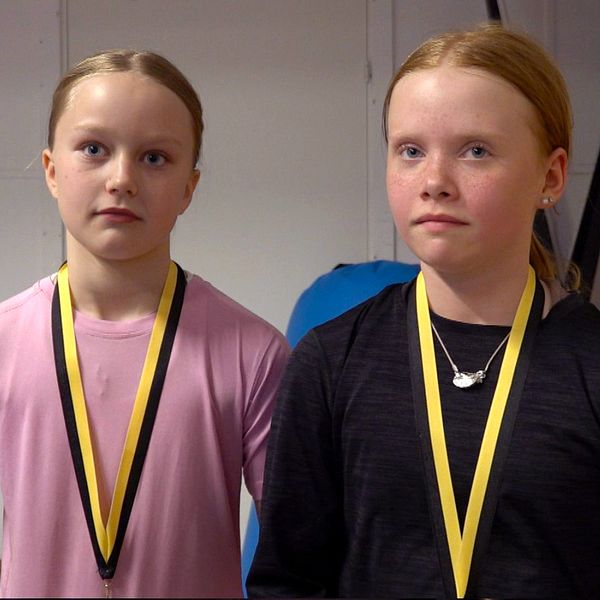 Vänster: Två tjejer med medaljer runt halsen tittar in i kameran.  Höger: En person gör en volt på en tjockmatta och är fryst i bilden mitt i volten. En tränare står bakom och tittar uppmärksamt på.