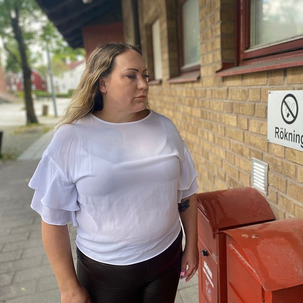 Stina Isaksson Sverigedemokraterna står framför en rökning förbjudet-skylt