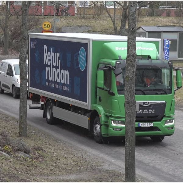 En stor grön lastbil med stota text på sidorna ”returrunden” En ung man  med arbetskläder står vid en soptunna med texten metall.