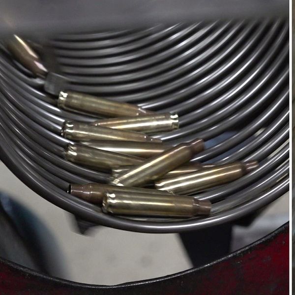 Delad bild. Till vänster ammunition i magasin. Till höger en person i kostym och slips.