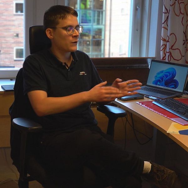 Statsvetaren Fredrik Malmberg sitter vid sitt skrivbord. Alina Backlund Arab (S) och Robert Thunfors (SJVP) går han i hand utomhus.
