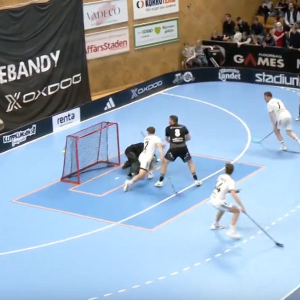 Delad bild. Vänster: innebandyspel, spelare nära målet. Höger: spelare i diskussion med tränaren.