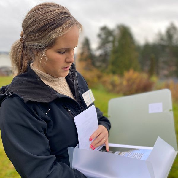 Malin Viklander tittar på informationsmaterialet från UFO-Sverige. Informationsblad från UFO-Sverige.