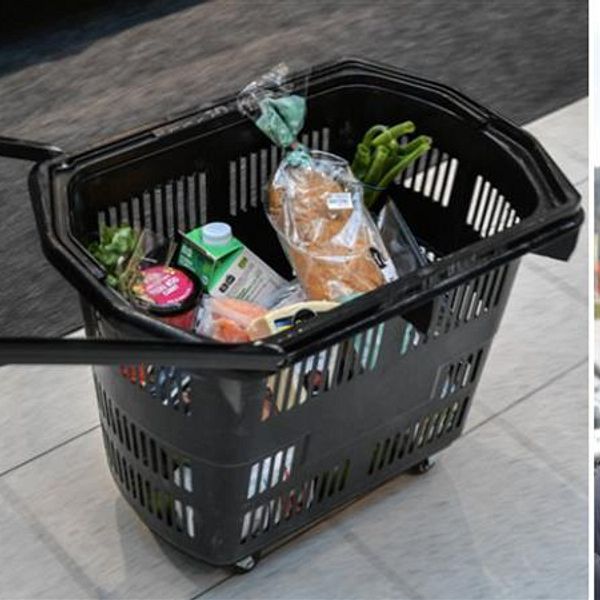 Delad bild. Till vänster: kundkorg med matvaror. Till höger: person utomhus med långt svart hår.