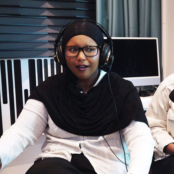 Nada Yussuf och Sara Mecconen i samtal med mikrofoner i studio