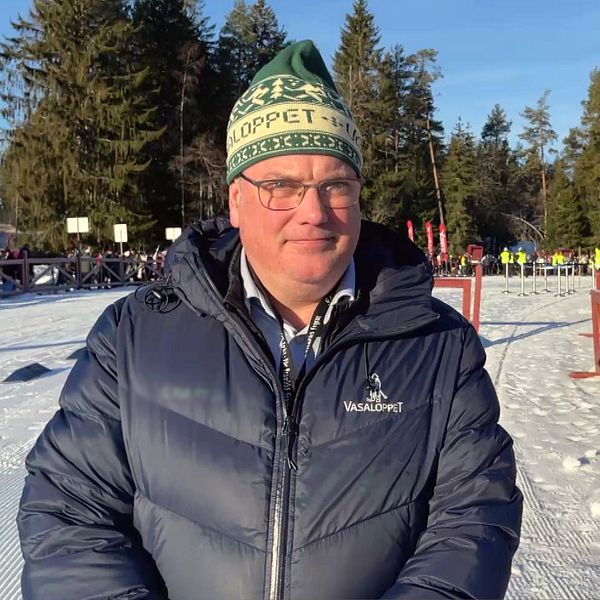Tvådelad bild. Vänster: person i vinterjacka i snölandskap. Höger: frusen väg med vatten intill