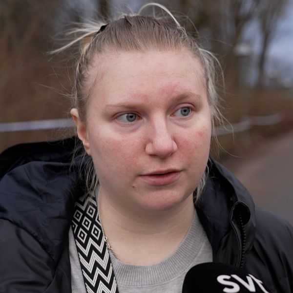 Bilden är delad i två sektioner. Den vänstra sektionen visar en person framför en mikrofon från SVT. Den högra sektionen visar en skärmdump av ett meddelandesamtal där personer diskuterar en skottlossning på skolan och deras säkerhet, tillsammans med ett suddigt foto av en person.