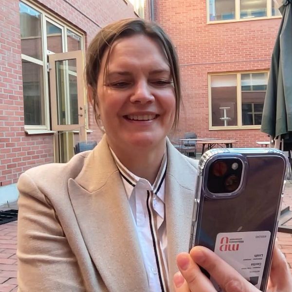 Tvådelad bild. Vänster: Person håller mobil utomhus. Höger: Glas champagne vid fönster med utsikt.
