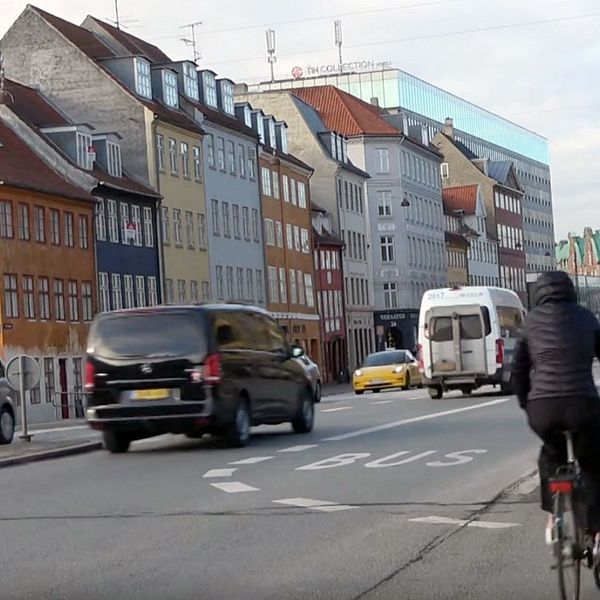 Bildens vänstra del visar en stadsgata i Köpenhamn med flerfärgade byggnader längs trottoaren och en cyklist som passerar. Höger sida av bilden är Anders Sjögren vd för Boplats Syd.