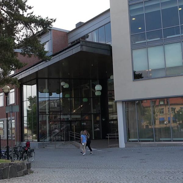 Tomas Bengtsson på Högskolan Väst tittar in i kameran, till vänster bild på högskolan.