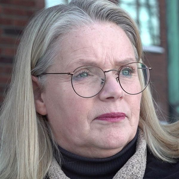 Bild på en kvinna med blont hår.