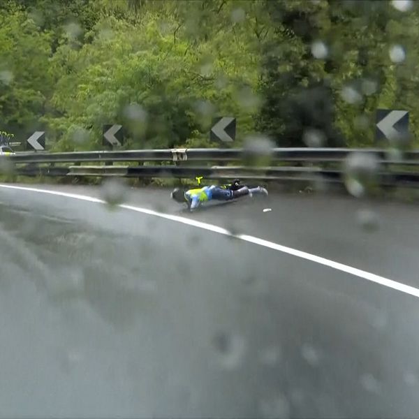 Här tvingas Biniam Girmay bryta Giro d'Italia efter dubbla krascher
