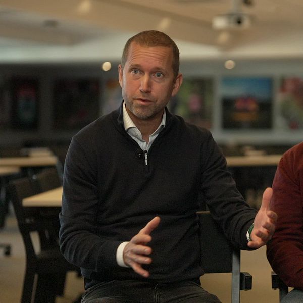 Två politiker i samtal om samarbetet mellan Moderaterna och Socialdemokraterna i Strängnäs