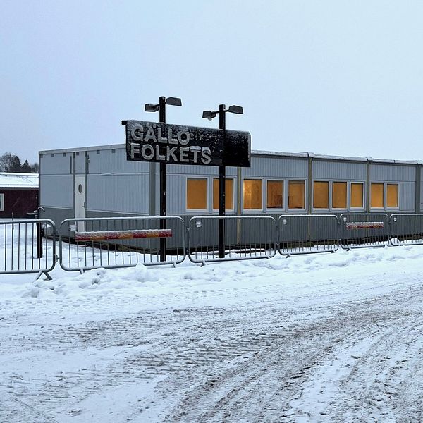 En barackbyggnad omgiven av snö och vinterlandskap.