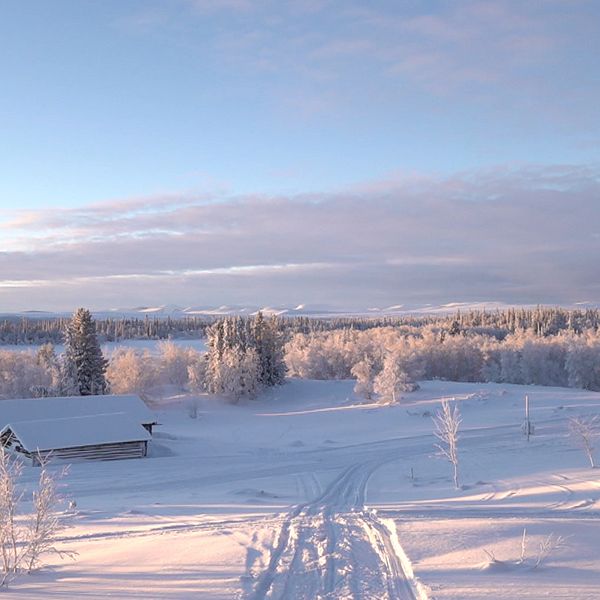 AnnKristin Solsten står i ett kapell som ligger på botten av fjället i Arådalen.