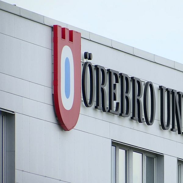 Skylt utanför Örebro universitet