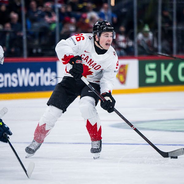 Delad bild. Till vänster: kanadensisk ishockeyspelare under match. Till höger: spelare intervjuas.